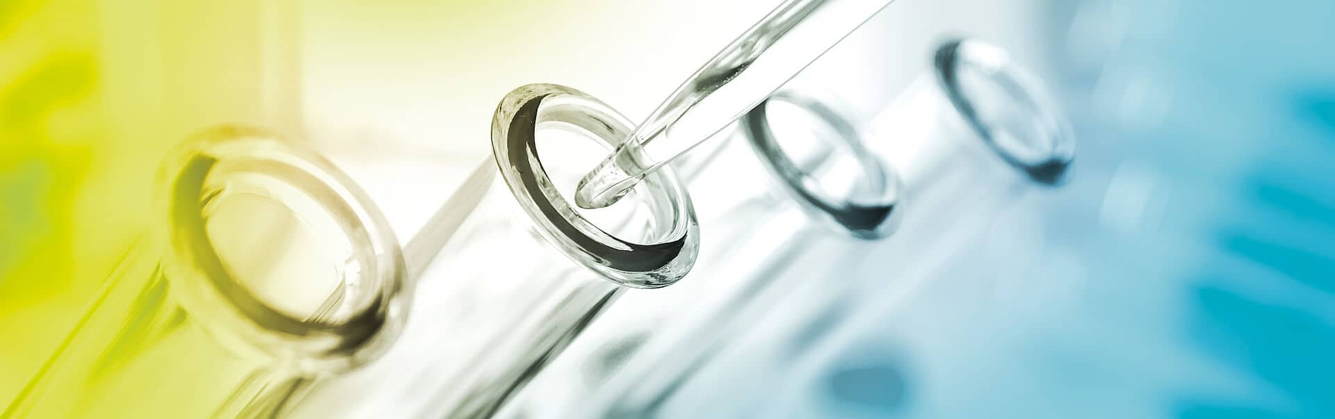 Laborröhrchen und Pipette – Symbolbild für pharmazeutische Kühlware